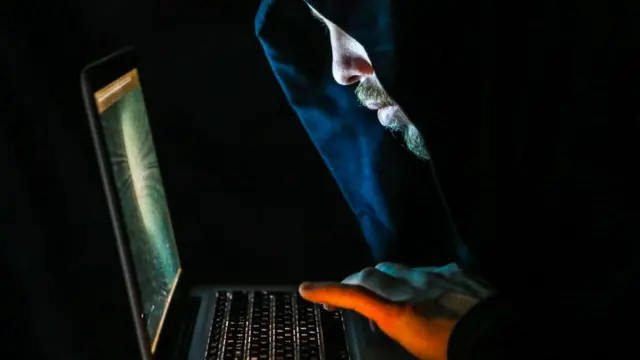 شاب يجسد صورة أحد قراصنة الإنترنت