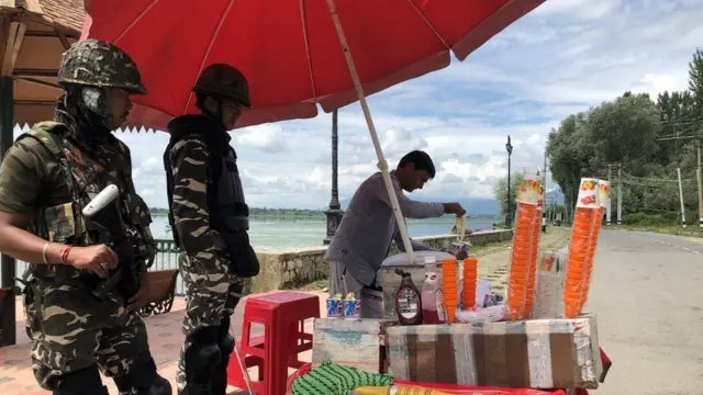 পাঁচদিন পর শনিবার ডাল লেকের পাশে আইসক্রিম বিক্রি করতে বেরিয়েছিলেন একজন ফেরিওয়ালা।