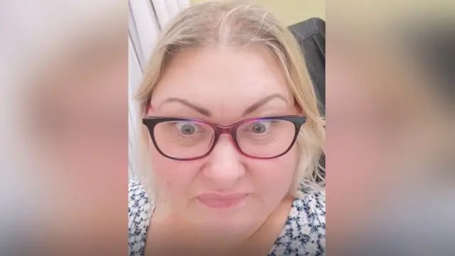 Ifoto yerekana Laura yarakaye cyane mu maso ubwo yumvaga umwana urimo kurira