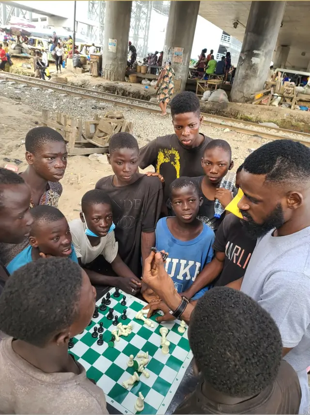 Aworan awọn ọmọ to kọ nipa ere Chess