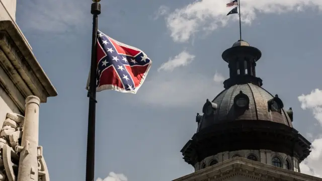 Bandera confederada frente al capitolio estatal en Columbia, Carolina del Sur