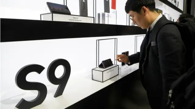 Un hombre prueba el S9 antes del Congreso Mundial de Móviles en Barcelona.