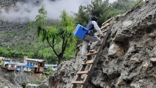 मनाङमा खोप बोकेर जाँदै गरेका एक पुरुष