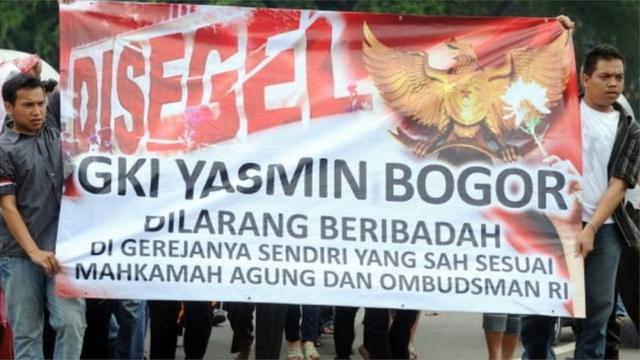 Protes penyegelan GKI Yasmin pada Januari 2012 di depan Istana Presiden, Jakarta.