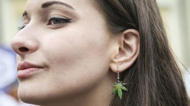 Mulher com brincosport net apostaformatosport net apostafolhasport net apostamaconha