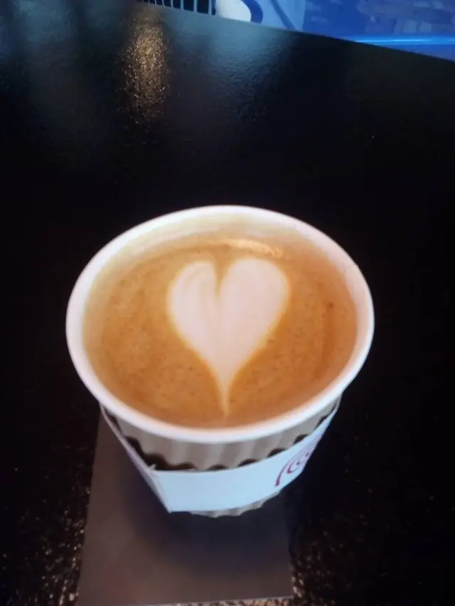 Un café con la espuma en forma de corazón