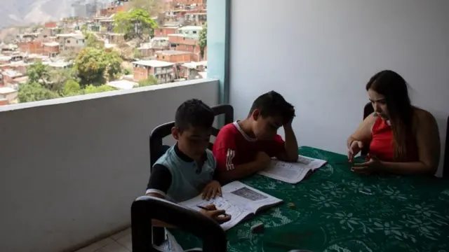 పిల్లలకు చదువు చెబుతున్న తల్లి