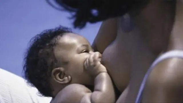 Mama dey breastfeed her pikin