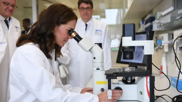 Герцогиня Кембриджская во время посещения центра исследования рака в Гейдельберге, Германия. Июль 2017 года.