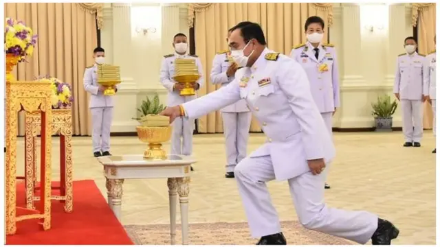 พล.อ.ประยุทธ์ จันทร์โอชา นายกรัฐมนตรี รับพระราชทานหน้ากากผ้าฝีพระหัตถ์