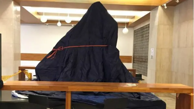 台湾的政治大学校总图书馆内的蒋介石铜像被馆方披上布禁止接近。