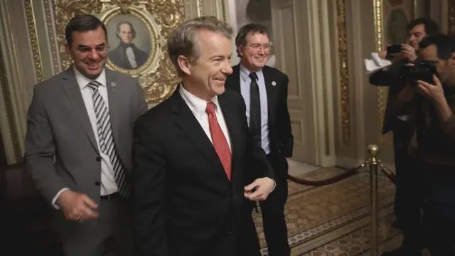 Сенатор Рэнд Пол (в центре)