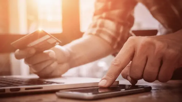 Homem fazendo transação bancária com celular