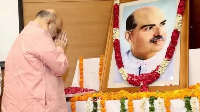 ஷியாமா பிரசாத்துக்கு மரியாதை செய்யும் அமித் ஷா