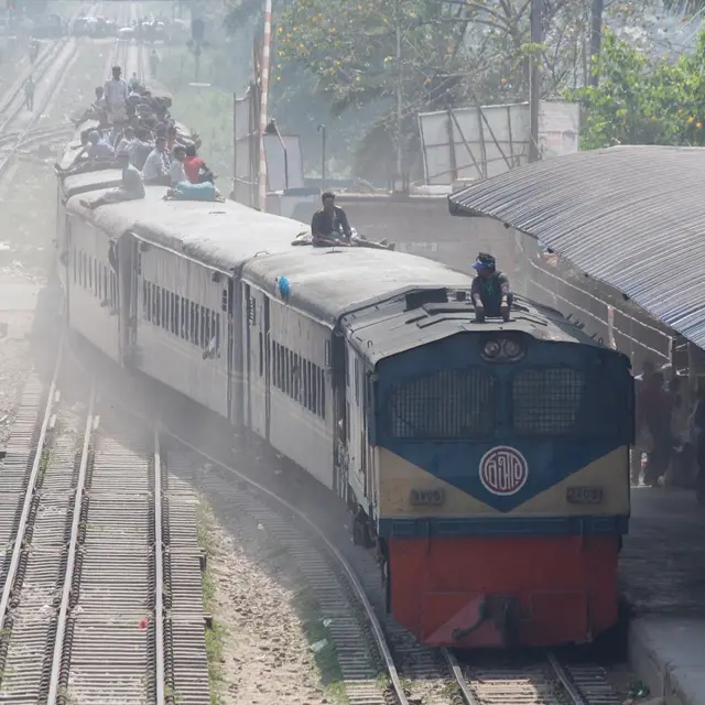 Lokalni voz pristiže u stanicu sa delom putnika koji su odlučili da se voze na krovu kompozicije.