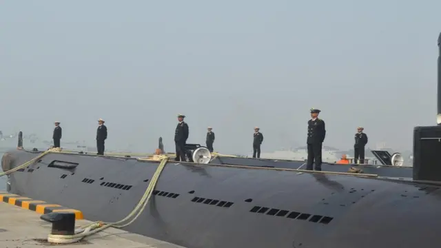 চীনের কাছ থেকে আনা বাংলাদেশের একটি সাবমেরিন।