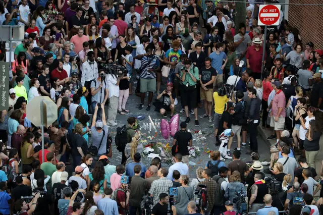 คนยืนไว้อาลัย