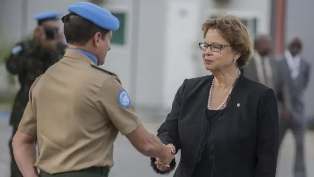 Sandra Honoré saluda a un elemento de la Minustah