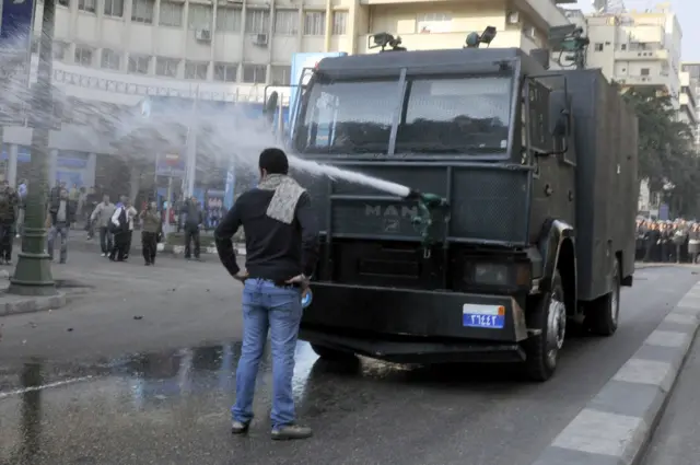 رجل المدرعة من التظاهرات فى مصر فى 25 يناير