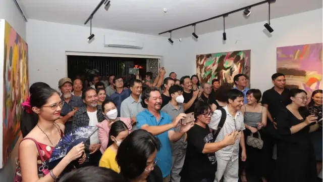 Khánh tới thưởng thức tranh của Bùi Chát trong triển lãm Improvisation tại Alpha Art Station