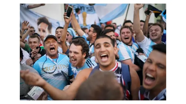 Torcida argentina cantando