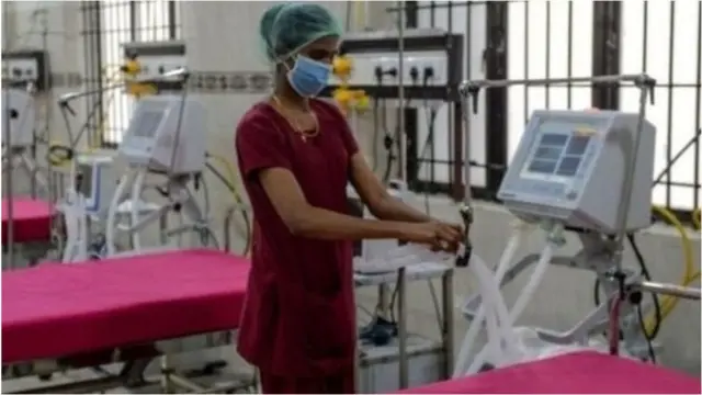 18 మందిలో ఎనిమిది మందిని ఆసుప‌త్రిలోని ఐసోలేష‌న్‌లోని వార్డుకు త‌ర‌లించారు.