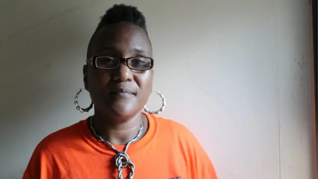 Erricka Bridgeford berdiri di jendela kamar masa kecilnya