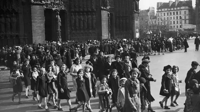 1939 yılında Katedrali ziyaret eden çocuklar