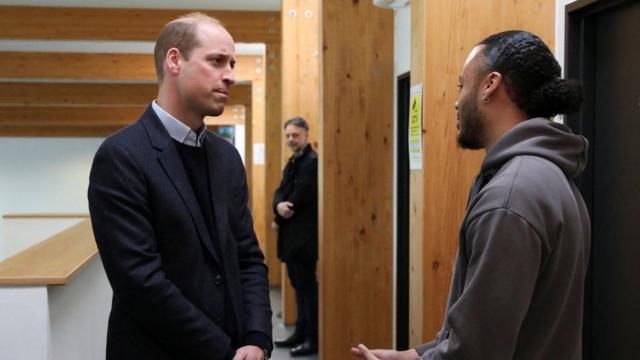 William conversa com homem durante visita a empreendimentos habitacionais em Sheffield