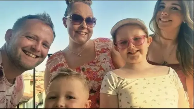 Qoyska Gracie, oo ay ku jiraan Gracie oo xidhan muraayado casaan- ah
