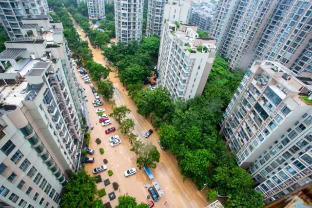 Кытайдын түштүгүндөгү Гуандун провинциясында нөшөрлүү жамгырдан кийинки сел шаарды да каптады