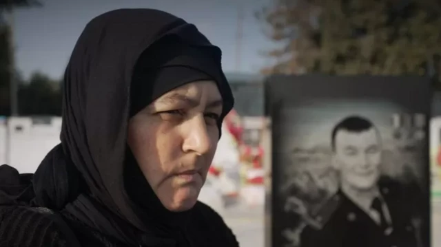 Рада Гурбанова өз уулу Худаярдын бейитинде