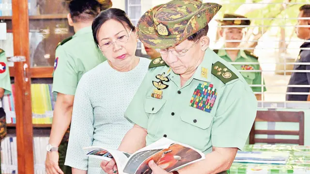 မိတ္ထီလာ ခရီးစဉ်မှာတွေ့ရတဲ့ ဗိုလ်ချုပ်မှူးကြီးမင်းအောင်လှိုင်နဲ့ ဇနီး