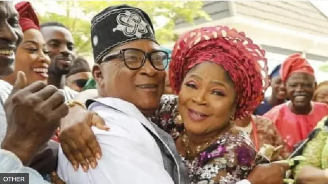 Aworan Alaaji Kollington Ayinla ati Alaaja Salawa Abeni ti wọn di mọra wọn