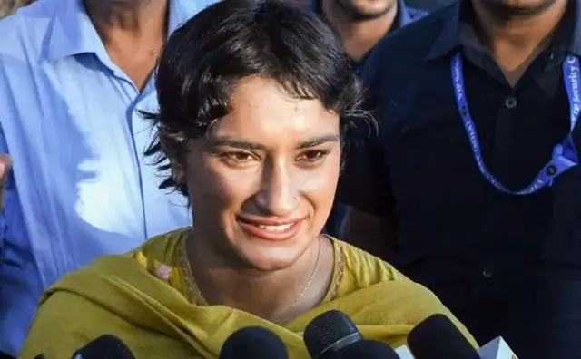 ভিনেশ ফোগট - অলিম্পিকসে ভারতের কুস্তীগির কংগ্রেসের হয়ে লড়ে জয়ী হয়েছেন কংগ্রেসের টিকিটে