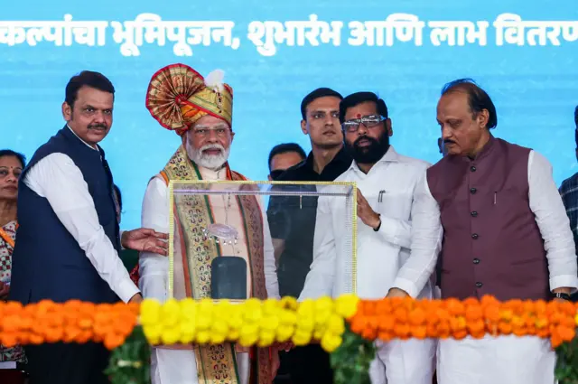 प्रधानमंत्री नरेंद्र मोदी के साथ सीएम एकनाथ शिंदे, देवेंद्र फडणवीस और अजित पवार