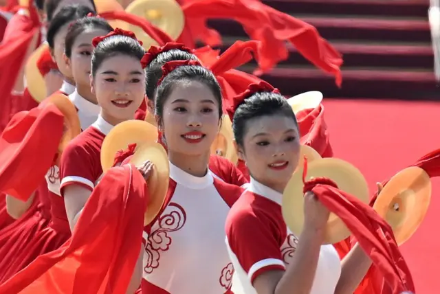 எஸ்.சி.ஓ. மாநாட்டுக்கு வந்த தலைவர்களை வரவேற்கும் விதமாக நடத்தப்பட்ட கலைநிகழ்ச்சிகள்