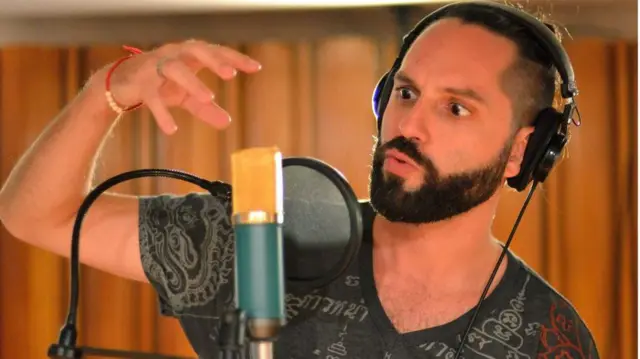 আলেহান্দ্রো গ্রাও এআই সিস্টেমের কারণে ভয়েস-ওভার বা কণ্ঠ দেওয়ার কাজ হারিয়েছেন।