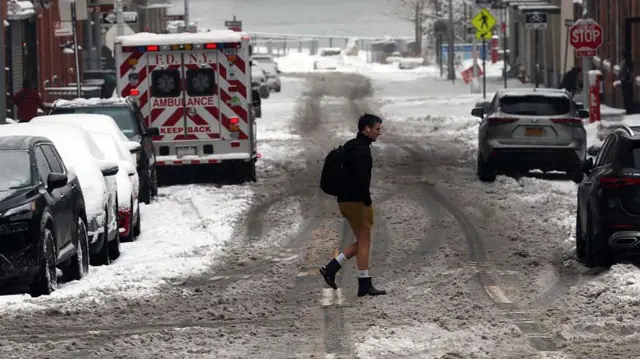 நியூயார்க், பனிப்புயல், பனிப்பொழிவு, போக்குவரத்து பாதிப்பு, அவசர நிலை