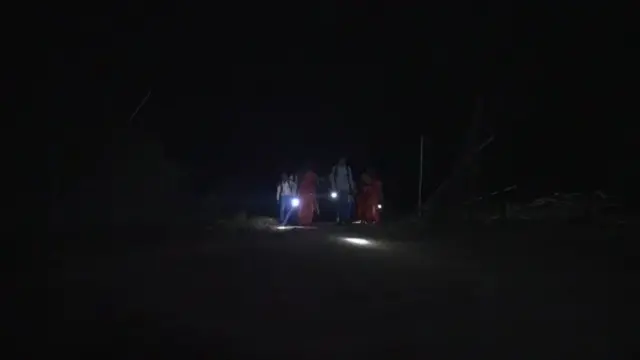 সন্ধ্যা বেলায় গ্রামের বাচ্চাদের স্কুল থেকে বাড়ি যাওয়ার দৃশ্য। 