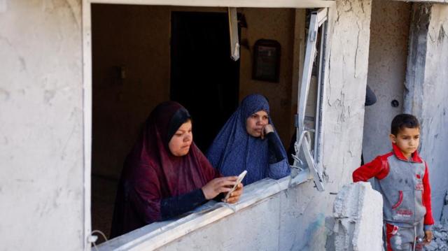 Palestinos olham destruição por janelajogos para 2 jogadorescasa