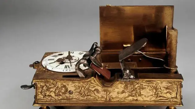 পুরানো দিনের স্প্রিং চালিত ঘড়ি যেখানে অ্যালার্ম বাজত এবং মোম জ্বলে উঠত 