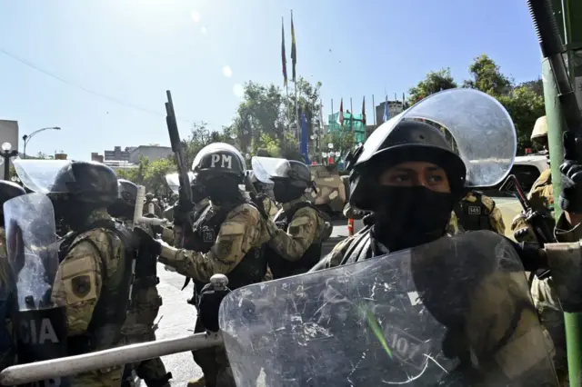 Militares bloqueando el acceso a la plaza Murillo.