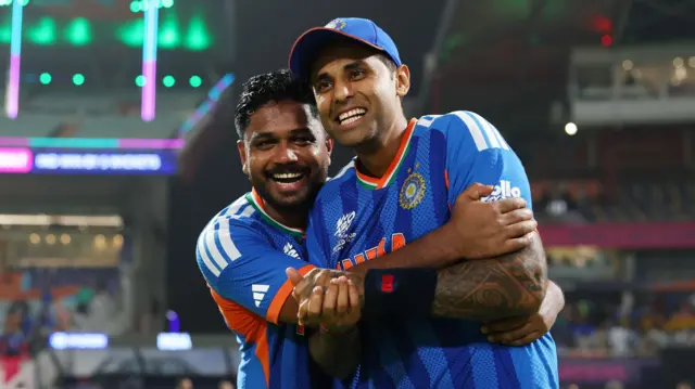 সঞ্জু স্যামসনকে জড়িয়ে ধরে অধিনায়ক সূর্যকুমার ইয়াদভ