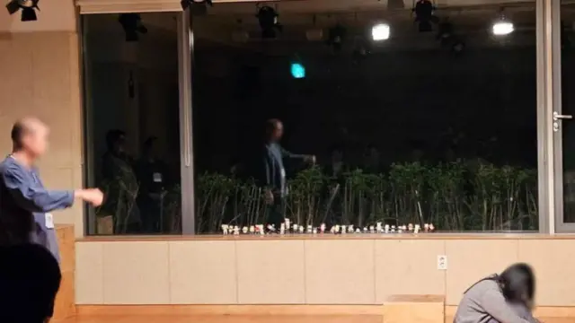 ஹிகிகோமோரி: பிள்ளைகளுக்காக 'சிறைவாசத்தை அனுபவிக்கும் தென் கொரிய பெற்றோர்கள் - காரணம் என்ன?