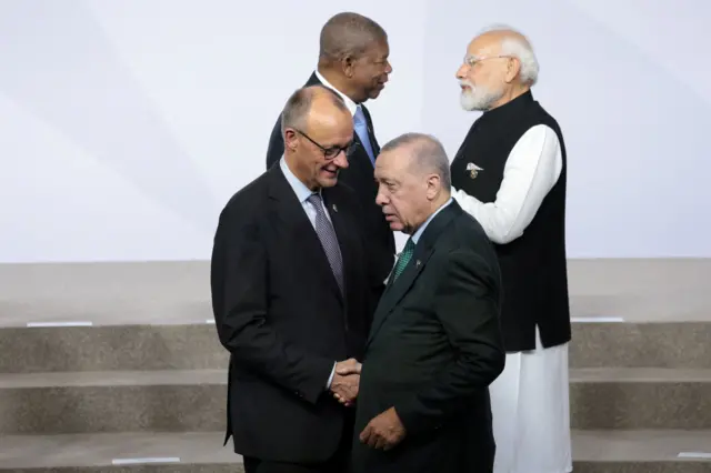 बीते सप्ताह जोहान्सबर्ग में हुई जी-20 शिखर सम्मेलन के दौरान पीएम मोदी अंगोला के राष्ट्रपति जोआओ लॉरेन्को से हाथ मिलाते हुए और अर्दोआन जर्मनी के चांसलर फ़्रेड्रिक मर्ज़ से हाथ मिलाते हुए