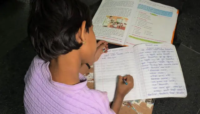 आडाची वाडी इथे स्मशानात भरणाऱ्या अभ्यासिकेतले विद्यार्थी