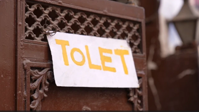 या फोटोत एका दरवाजावर 'टू लेट'चे बोर्ड लावलेले दिसत आहे.