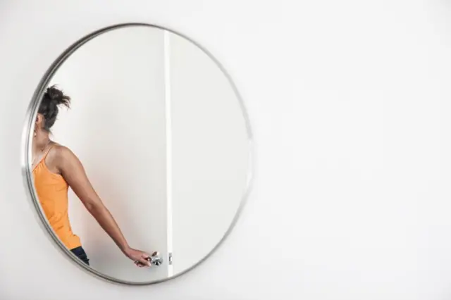  రహస్య కెమెరాలు, డ్రెస్ చేంజింగ్ రూమ్స్, హోటల్ రూమ్స్