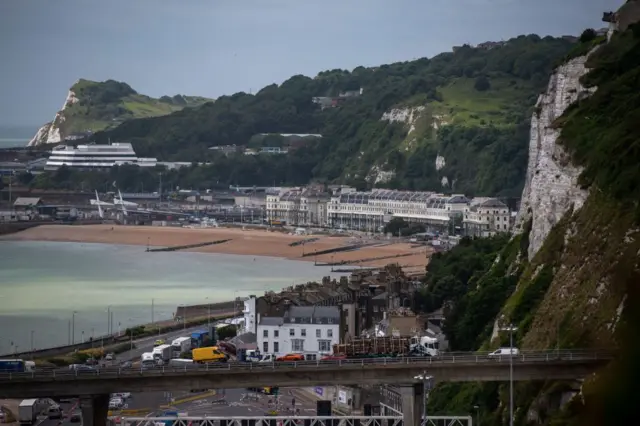 ইংল্যান্ডের ডোভার সমুদ্রতট, চ্যানেল পেরিয়ে বেশির ভাগ ডিঙি নৌকা ডোভারেই এসে ভেড়ে
